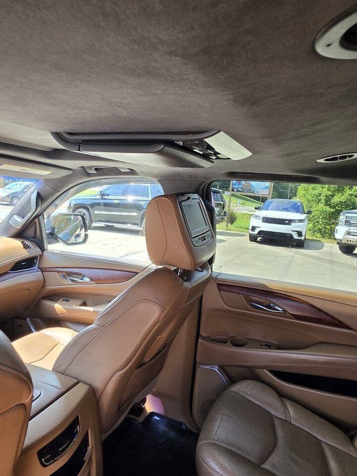 Used 2017 Cadillac Escalade ESV Platinum AWD/4WD image 11