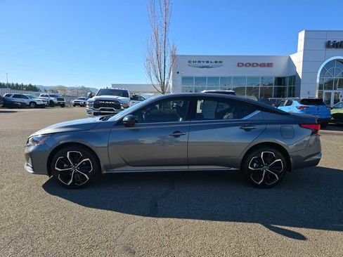 Used 2023 Nissan Altima 2.5 SR image 2