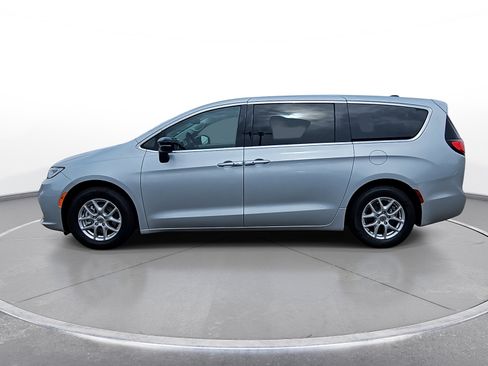 Used 2024 Chrysler Pacifica Touring-L FWD image 5