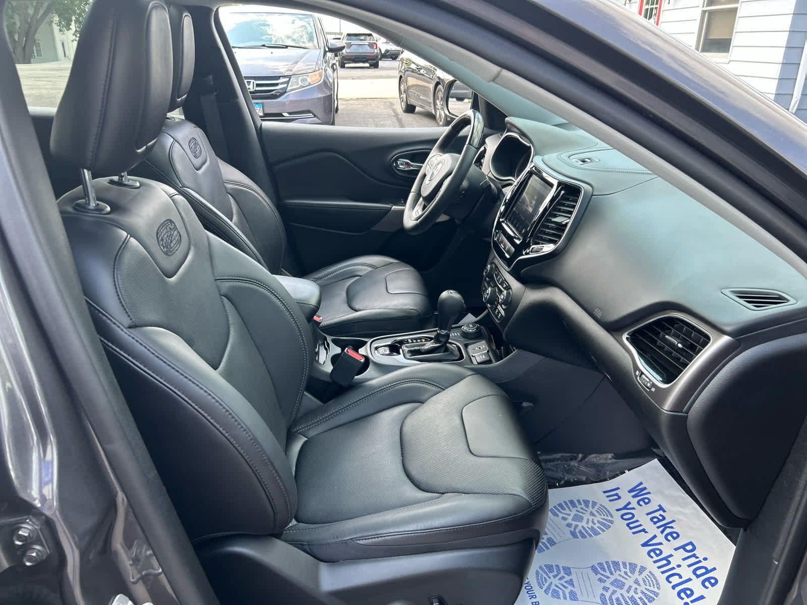 Used 2019 Jeep Cherokee Overland w/ Technology Group AWD/4WD image 26