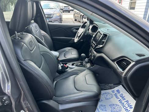 Used 2019 Jeep Cherokee Overland w/ Technology Group AWD/4WD image 26