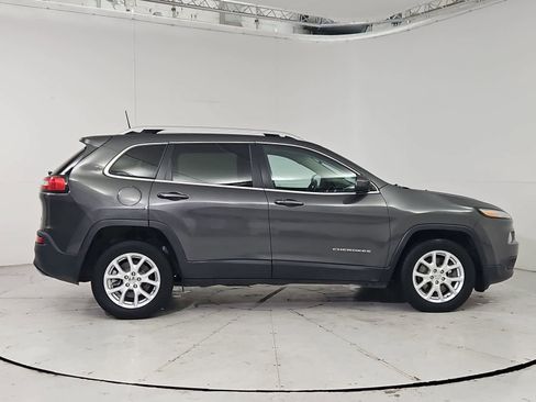 Used 2018 Jeep Cherokee Latitude Plus w/ Comfort/Convenience Group image 7