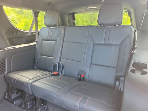 Used 2025 Chevrolet Suburban RST w/ Comfort Package AWD/4WD image 17