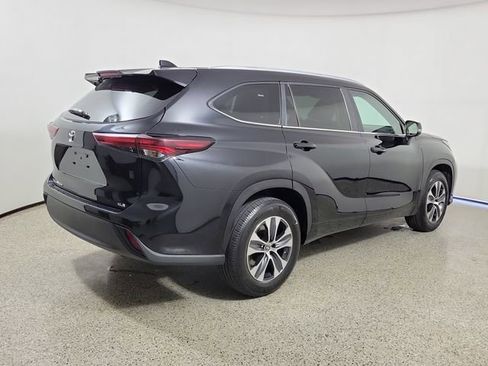 Used 2024 Toyota Highlander XLE FWD image 5