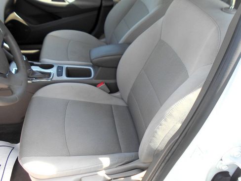 Used 2018 Chevrolet Cruze LS FWD image 9