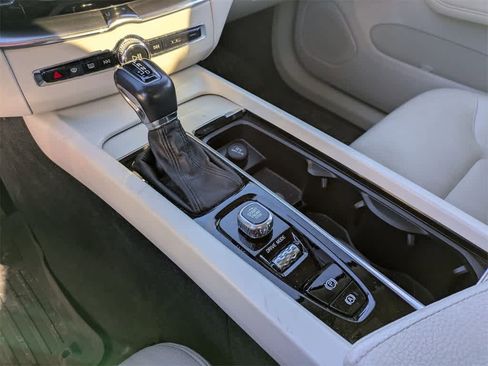 Used 2019 Volvo XC60 T6 Momentum w/ Multimedia Package image 32