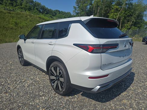 New 2025 Mitsubishi Outlander SE image 6