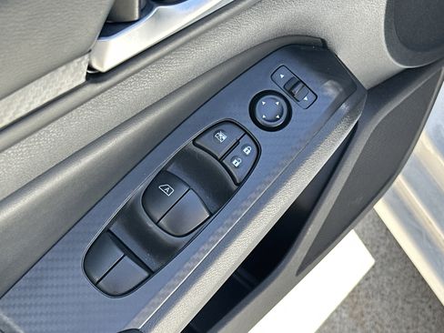 Used 2025 Nissan Altima 2.5 SV FWD image 14