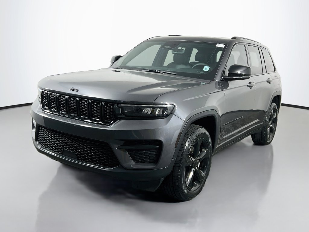 Used 2024 Jeep Grand Cherokee Altitude AWD/4WD image 3