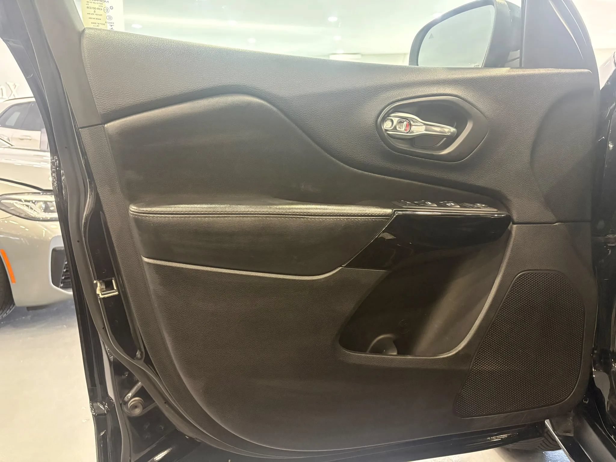Used 2020 Jeep Cherokee Latitude Plus AWD/4WD image 26