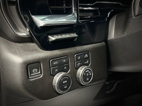 Used 2024 Chevrolet Silverado 2500 High Country w/ High Country Premium Package AWD/4WD image 15