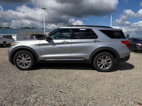 Used 2020 Ford Explorer XLT w/ Equipment Group 202A AWD/4WD image 2