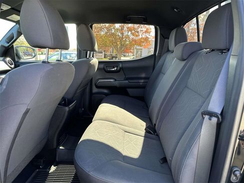 Used 2019 Toyota Tacoma TRD Sport image 18