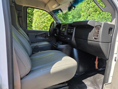 Used 2018 Chevrolet Express 2500 w/ Driver Convenience Package image 25