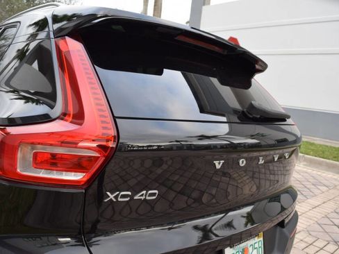 Used 2020 Volvo XC40 T5 Momentum w/ Protection Package Premier image 24