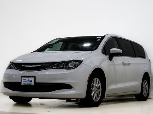 Used 2017 Chrysler Pacifica LX image 3