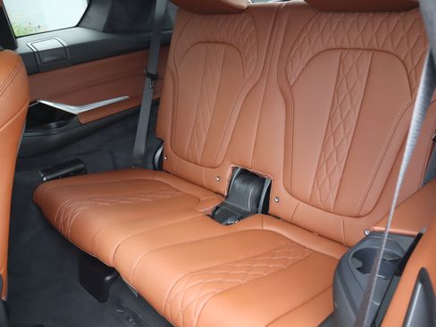 Used 2025 BMW X7 M60i AWD/4WD image 33