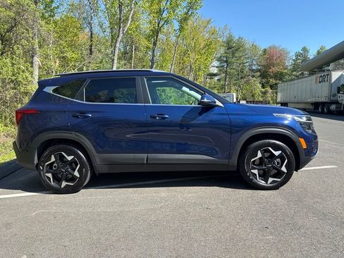 Certified 2025 Kia Seltos EX w/ EX Sunroof Package AWD/4WD image 3