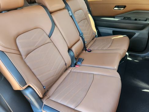 Certified 2025 Nissan Pathfinder Platinum w/ Cargo Package AWD/4WD image 18