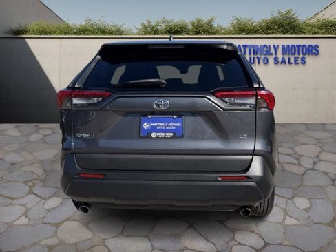 Used 2019 Toyota RAV4 LE image 4