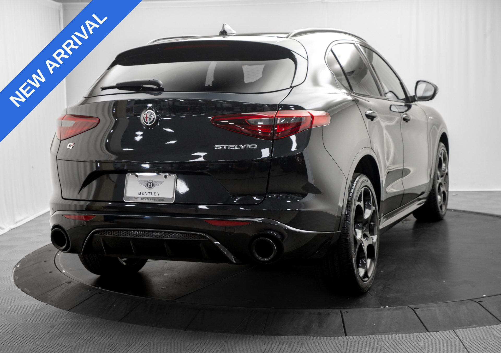 Used 2023 Alfa Romeo Stelvio Veloce AWD/4WD image 7