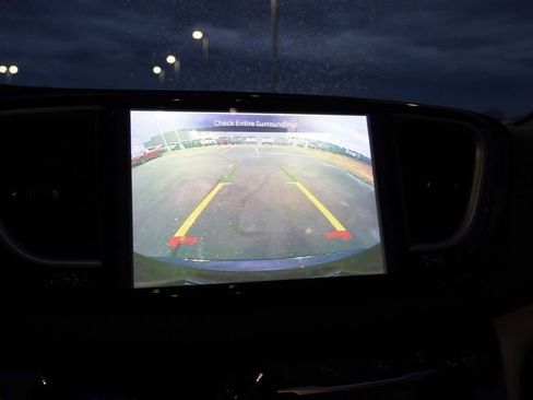 Used 2024 Chrysler Pacifica Touring-L image 31