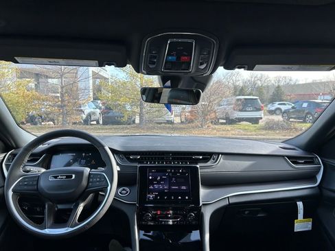 New 2025 Jeep Grand Cherokee Altitude image 9