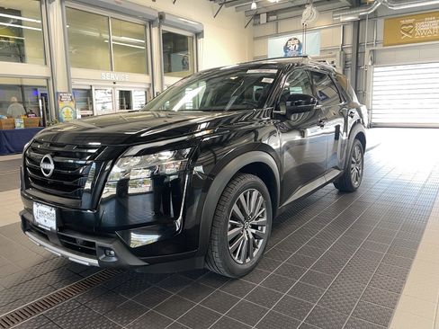 Used 2023 Nissan Pathfinder SL w/ SL Premium Package image 3