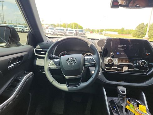 Used 2024 Toyota Highlander XSE image 14