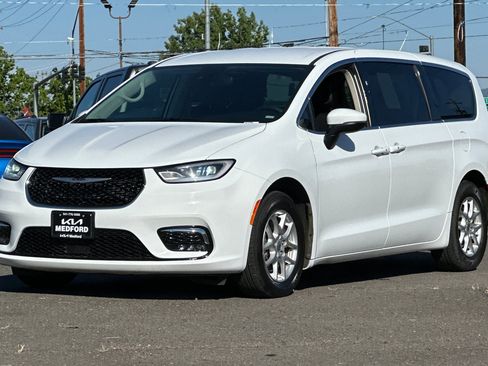 Used 2023 Chrysler Pacifica Touring-L FWD image 9
