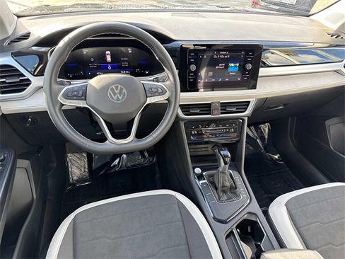 Certified 2025 Volkswagen Taos SE w/ Panoramic Sunroof Package image 7