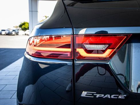 Used 2018 Jaguar E-PACE SE image 14