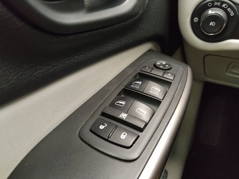 Used 2019 Jeep Cherokee Limited AWD/4WD image 27