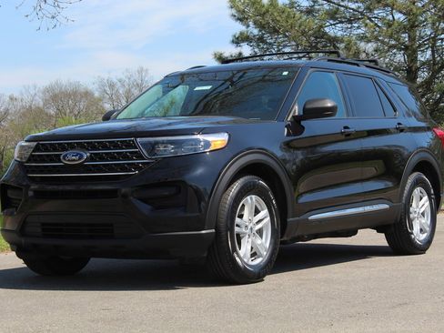 Used 2023 Ford Explorer XLT AWD/4WD image 3