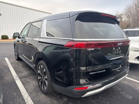 Used 2022 Kia Carnival EX image 2