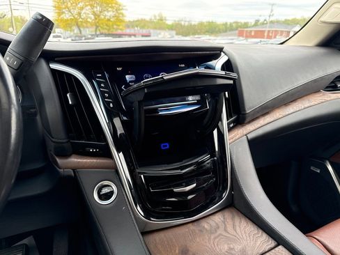 Used 2019 Cadillac Escalade Premium Luxury AWD/4WD image 39