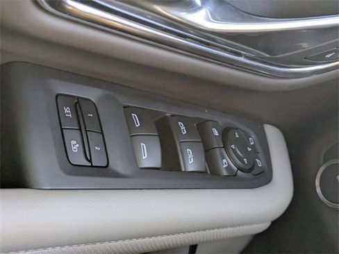 Used 2023 GMC Yukon SLT w/ SLT Luxury Package image 29