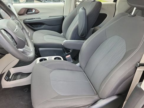 Used 2023 Chrysler Voyager LX FWD image 10