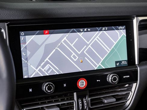 Certified 2025 Porsche Macan image 22