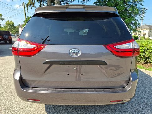 Used 2019 Toyota Sienna L image 5