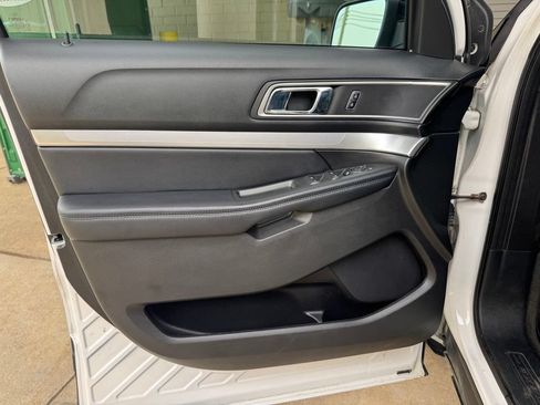 Used 2017 Ford Explorer XLT w/ Equipment Group 202A AWD/4WD image 12
