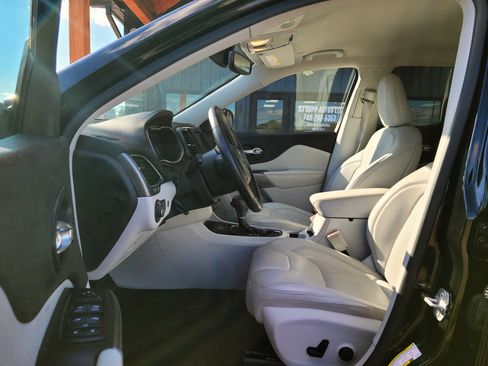 Used 2019 Jeep Cherokee Limited image 14