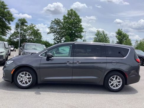 Used 2023 Chrysler Pacifica Touring-L image 8