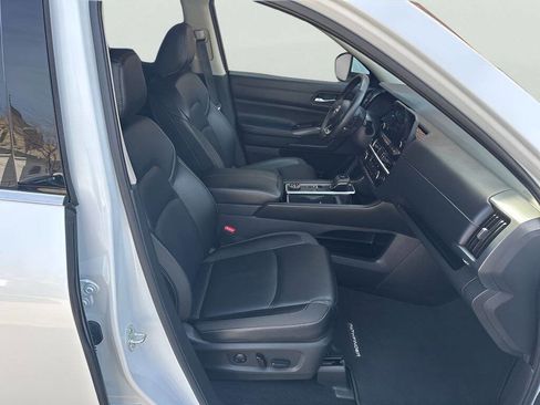 Used 2025 Nissan Pathfinder SL AWD/4WD image 14