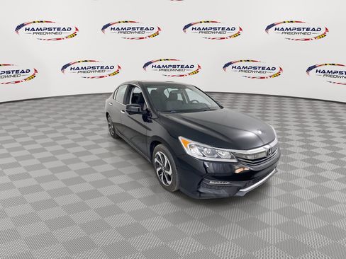 Used 2017 Honda Accord EX image 2