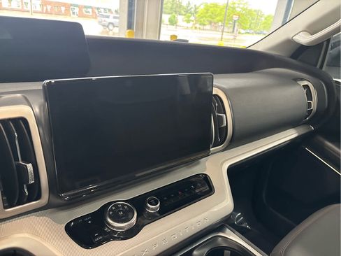 Used 2025 Ford Expedition Active AWD/4WD image 16