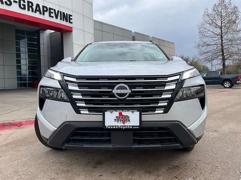 Used 2025 Nissan Rogue SV image 3