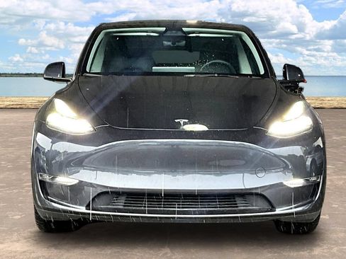 Used 2024 Tesla Model Y Long Range AWD/4WD image 2