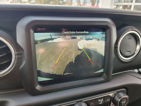 Used 2018 Jeep Wrangler Unlimited Sahara image 30