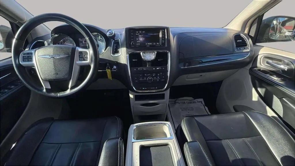 Used 2014 Chrysler Town & Country Touring FWD image 10